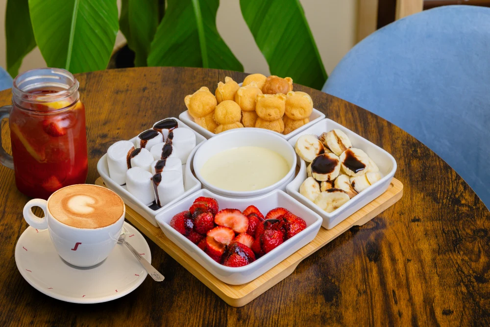Fluffy Fondue Palacsinta mártogatós szósszal és gyümölcs darabokkal. Csokoládé szósz, banán, eper darabokkal, és mályva cukorral