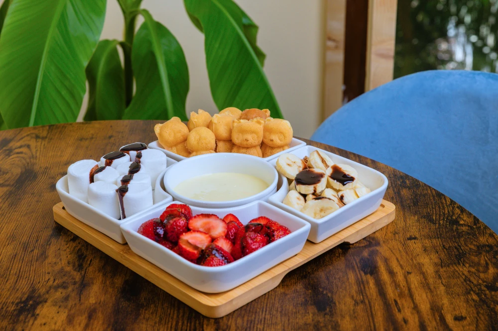 Fluffy Fondue Palacsinta. Palacsinta mártogatós szósszal és gyümölcs darabokkal. Csokoládé szósz, banán, eper darabokkal, és mályva cukorral.